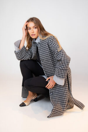 manteau fait main, manteau élégant fabrication artisanal, modest fashion, haute gamme, manteau pied de poule, mode modeste, manteau fabriqué à la main à paris, manteau en 100% laine, manteau chic et élégant